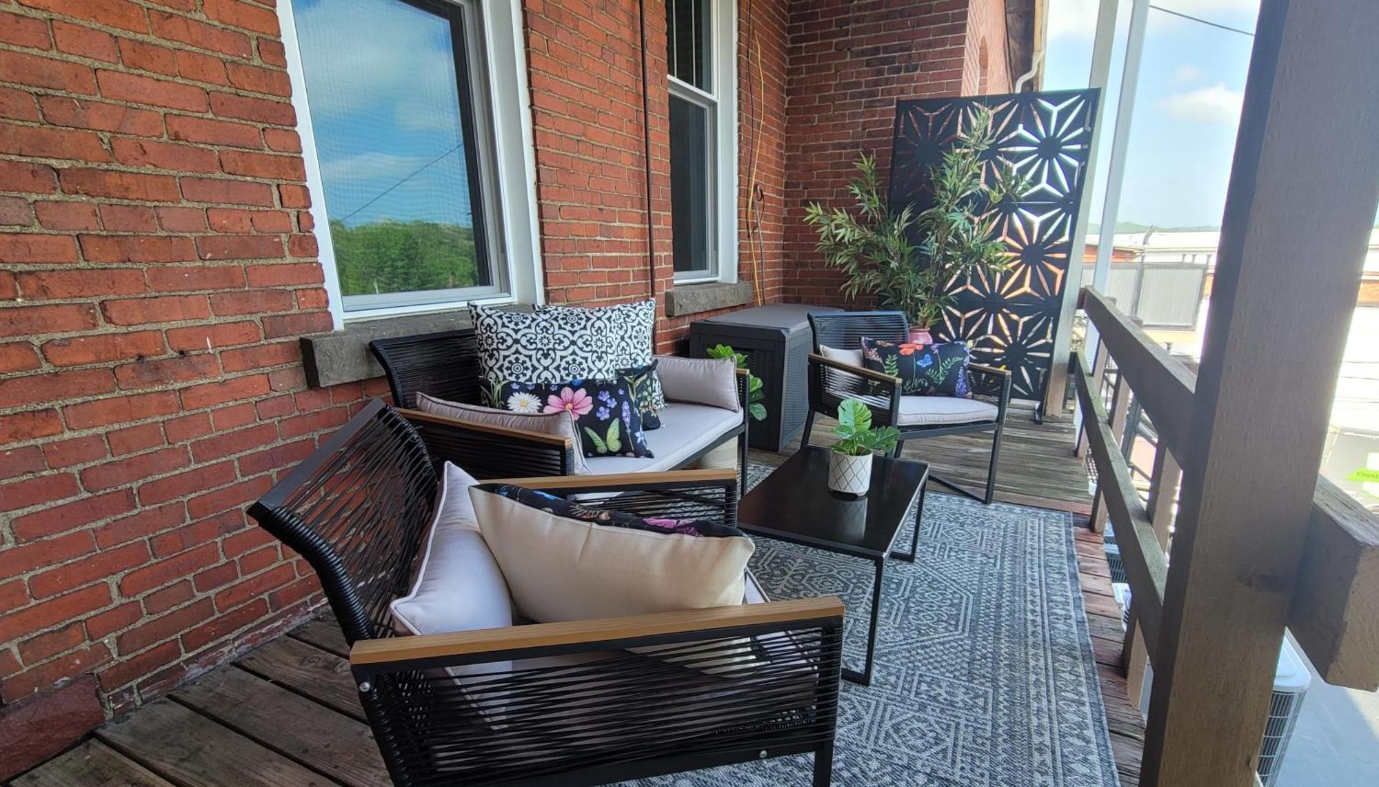 Spacious Luxury Apt In Historic Downtown - Oh Amish Country Millersburg Kültér fotó