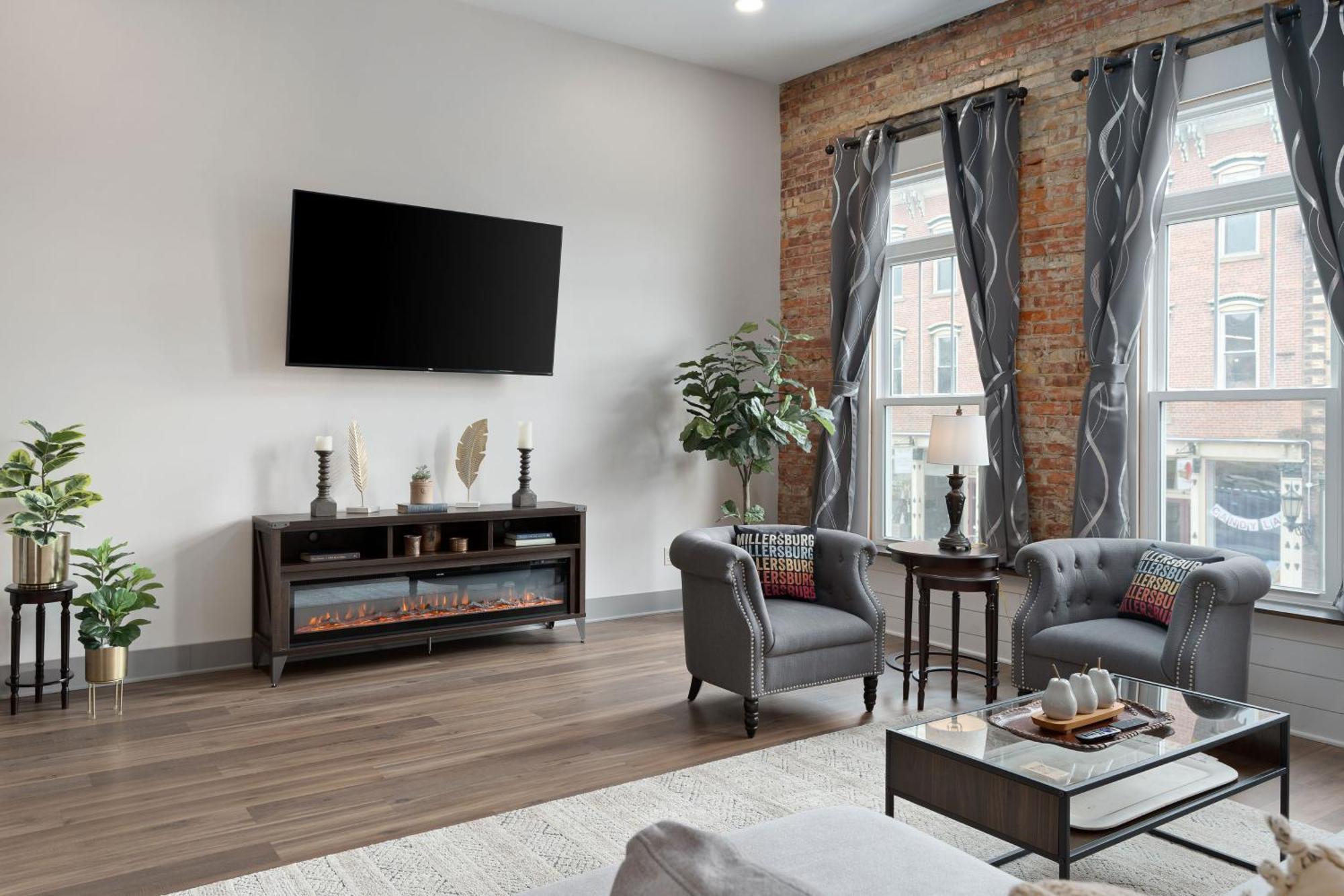 Spacious Luxury Apt In Historic Downtown - Oh Amish Country Millersburg Kültér fotó