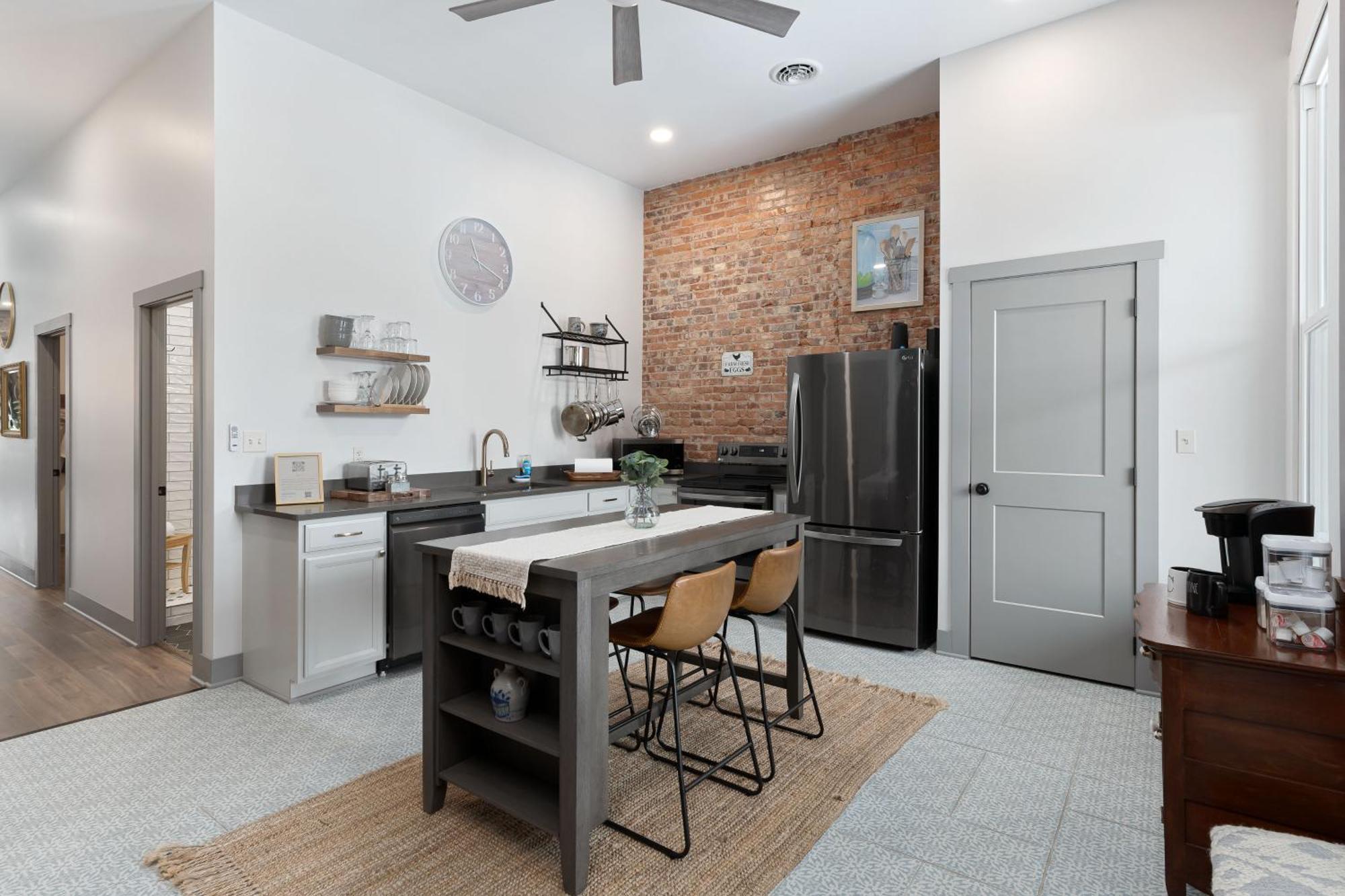Spacious Luxury Apt In Historic Downtown - Oh Amish Country Millersburg Kültér fotó